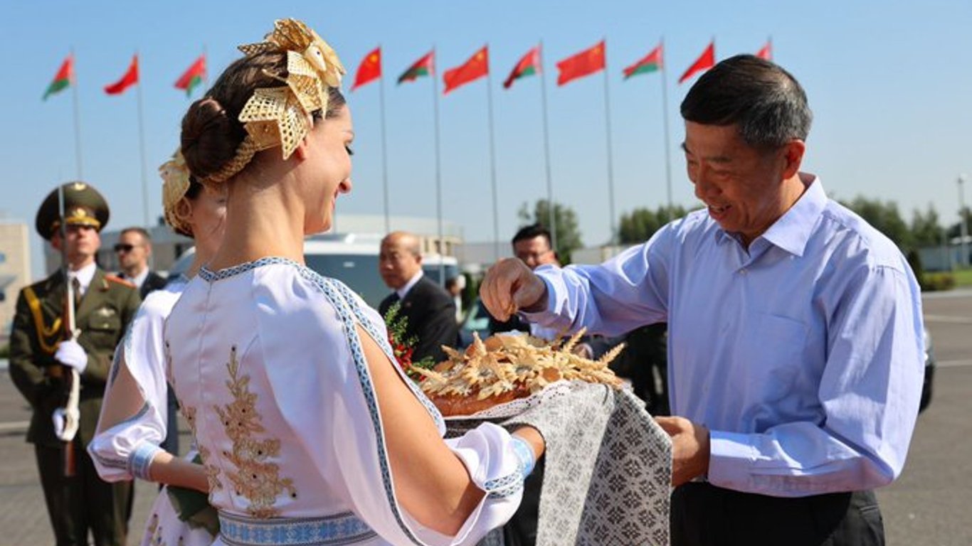 Очільник Міноборони Китаю прибув до Білорусі: причини візиту