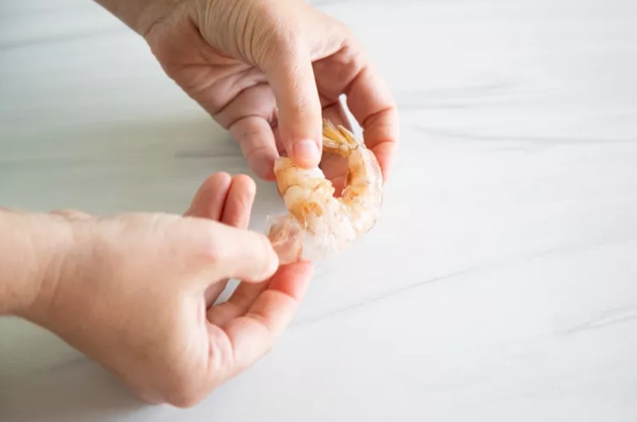 Как легко почистить кучу креветок в считанные минуты - малоизвестный лайфхак - фото 2