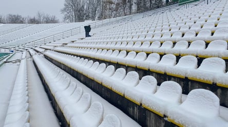 Перед матчем Карпати — Металіст 1925 стадіон засипало снігом - 285x160