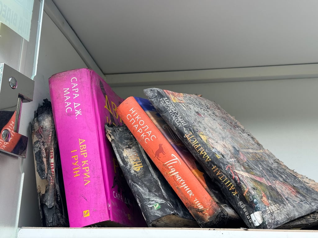 У Харкові показали книжки, які згоріли через атаку РФ