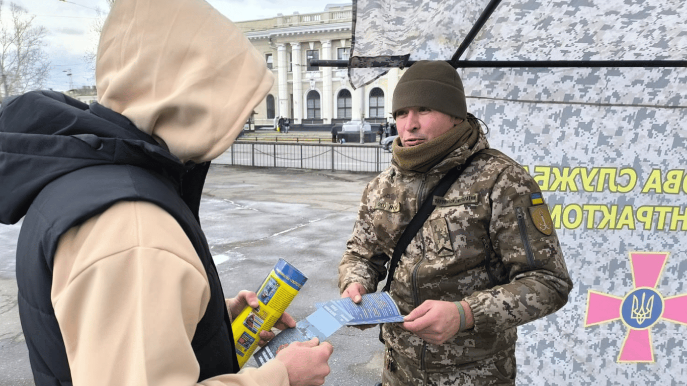 В Одессе мужчина убегал от проверки и устроил ДТП: заявление ТЦК