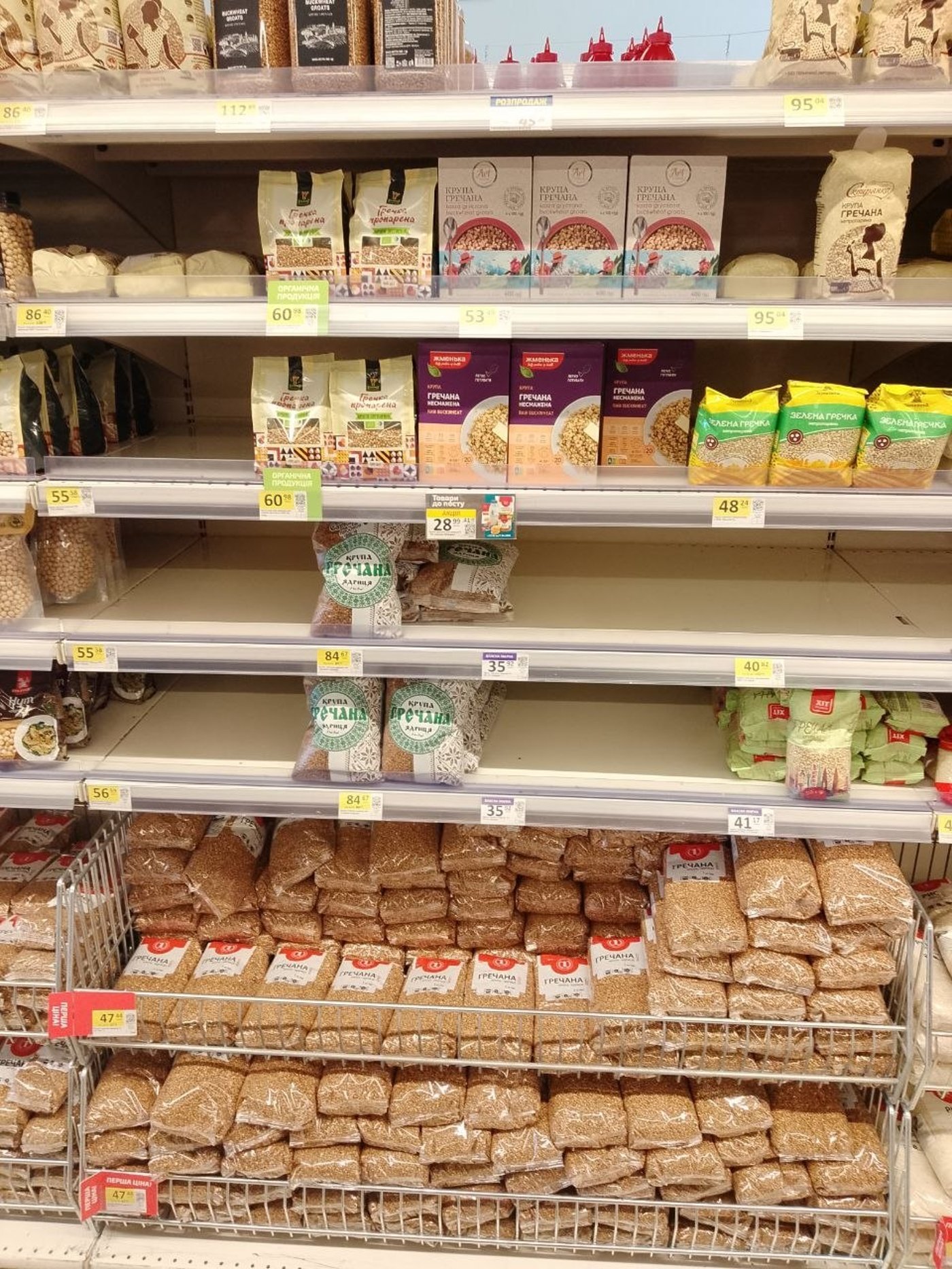 Полиці порожні, але не всюди: у Києві розкупили дешеві борошно та крупи - фото 20