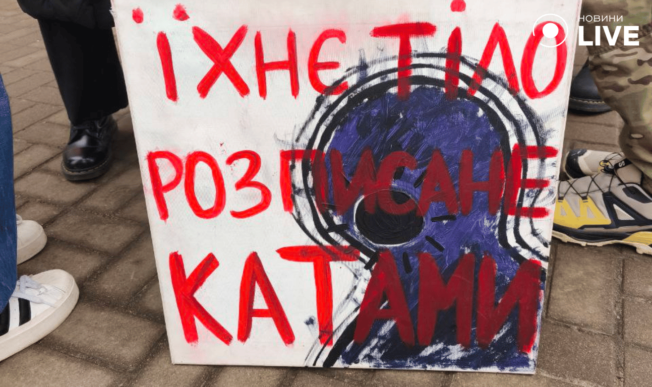 Українці на мітингу FreeAzov закликають світ допомогти звільнити захисників