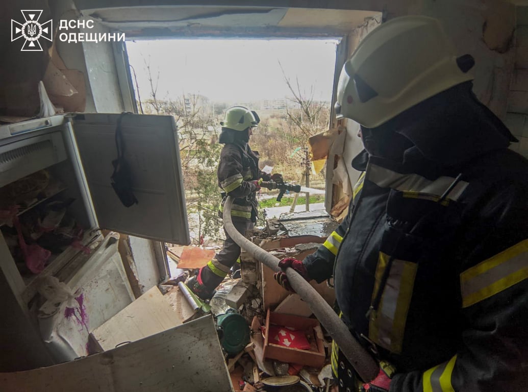 Рятувальники гасять вогонь