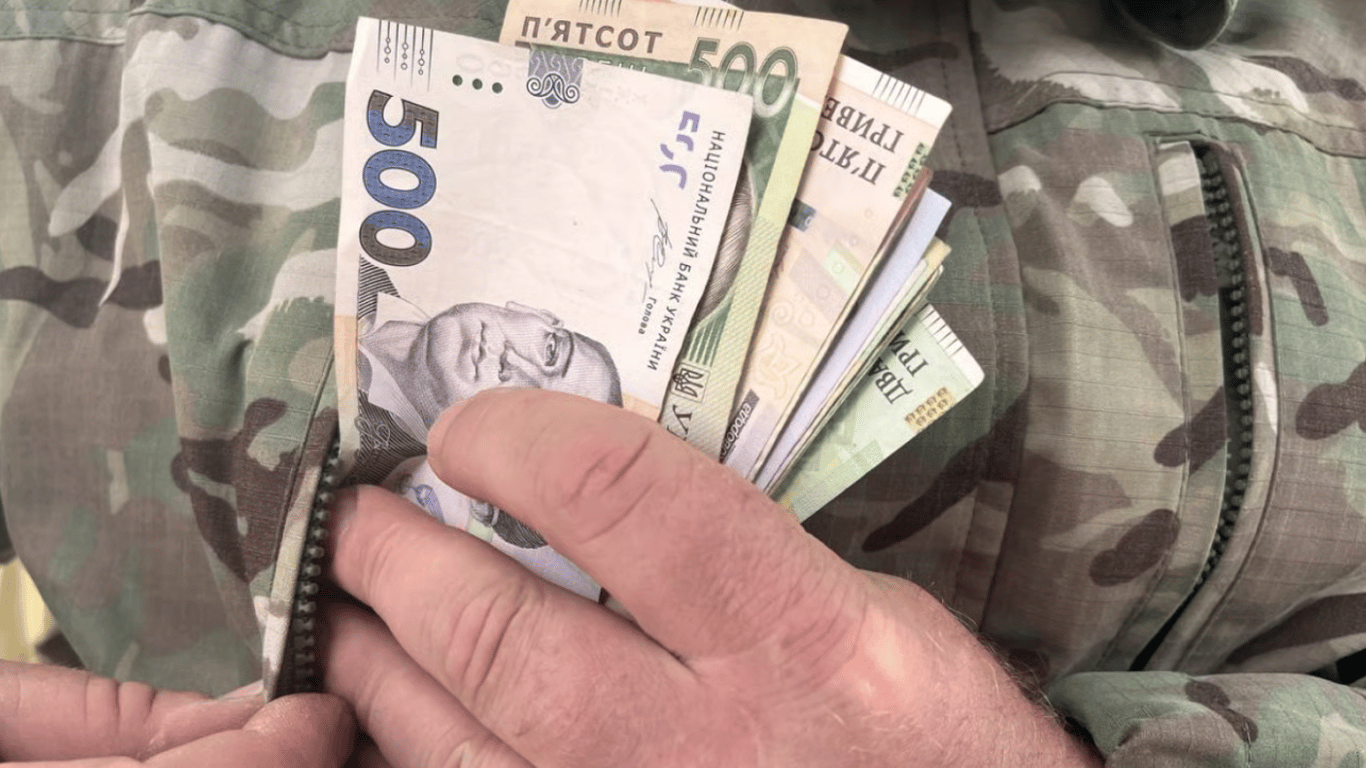 Доплаты военным - кто может получить 30 тысяч гривен в августе