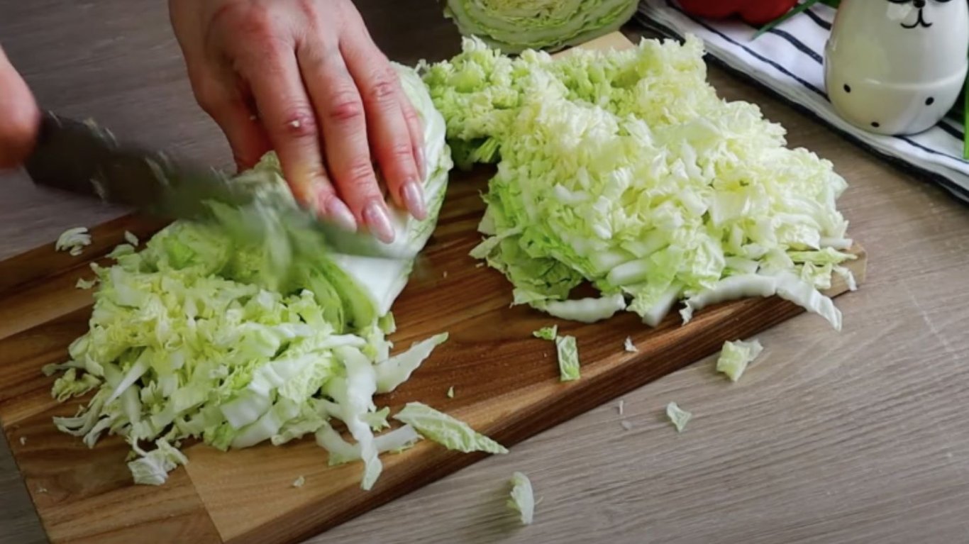 швидкий салат з пекінською капустою та шинкою