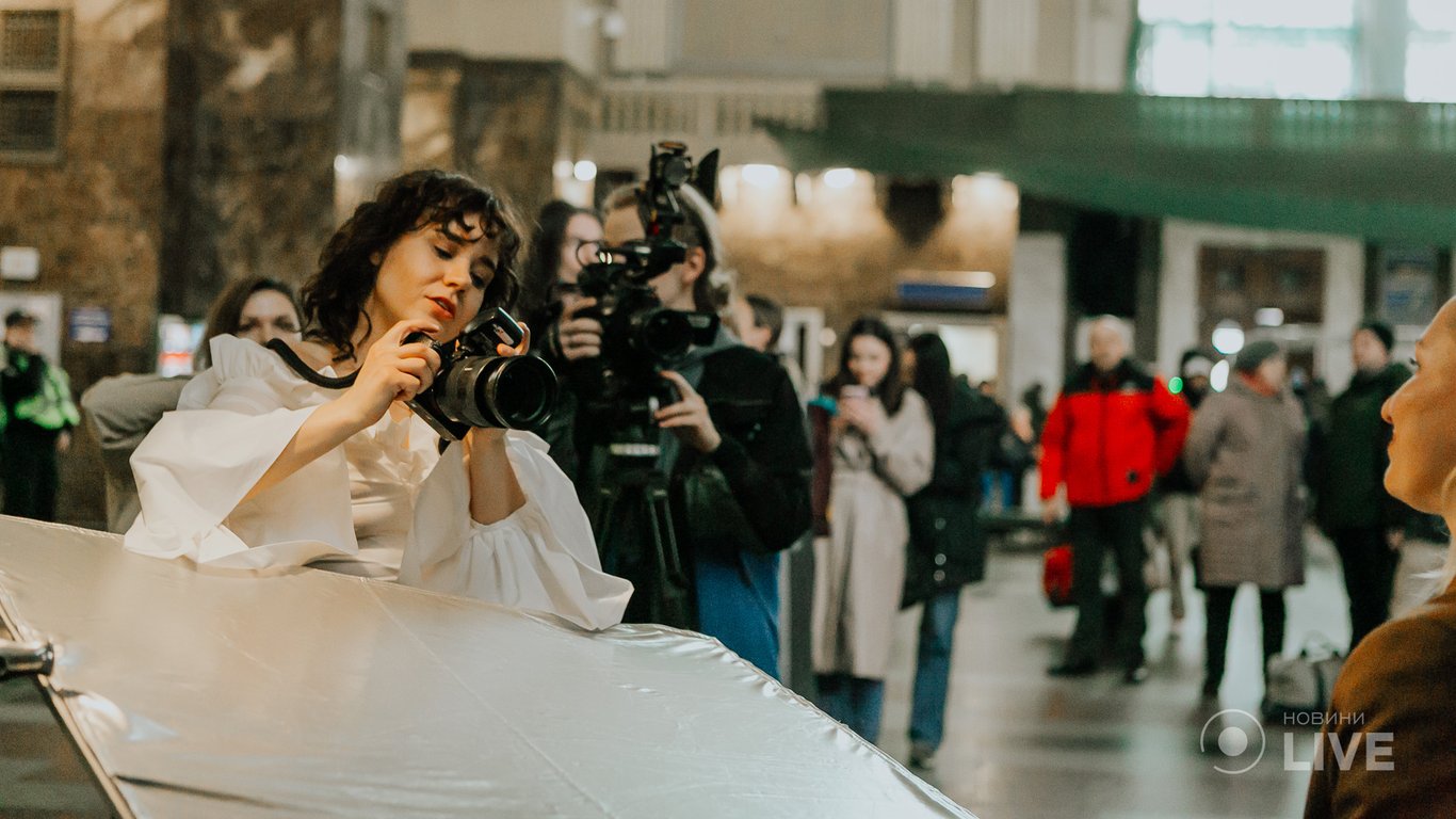 Катя Кондратьєва влаштувала на вокзалі фотосесію за донат для "Залізної родини"