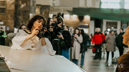 Відома фотографка Катя Кондратьєва влаштувала благодійну зйомку на київському вокзалі - 285x160
