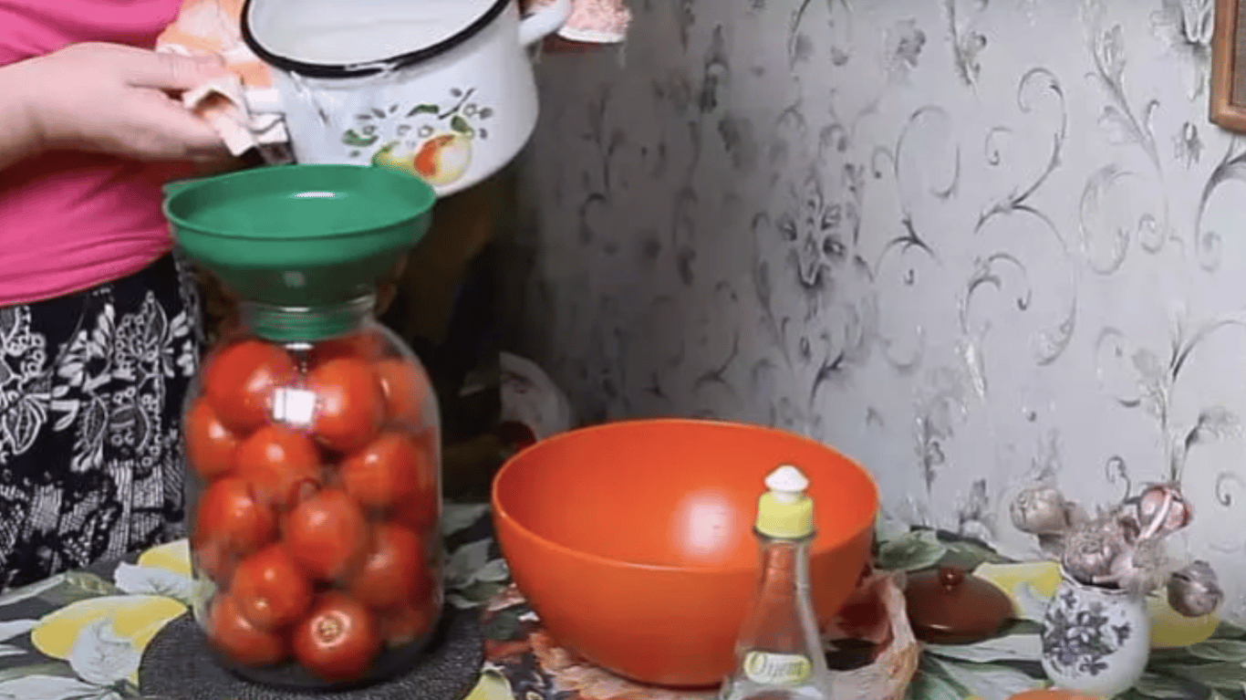 консервовані помідори, рецепт з секретним смачним маринадом