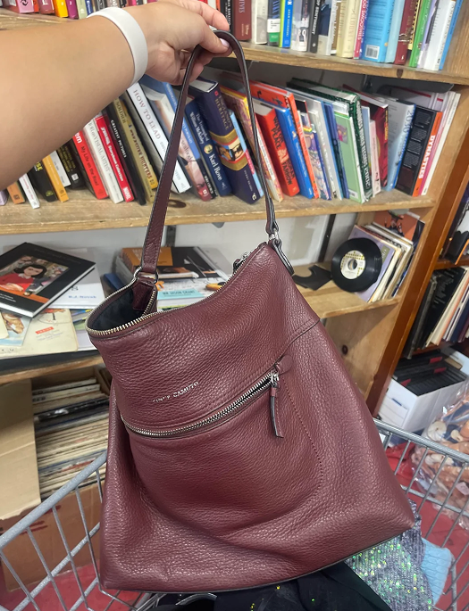 Жінка знайшла дещо в сумці із секонд-хенду