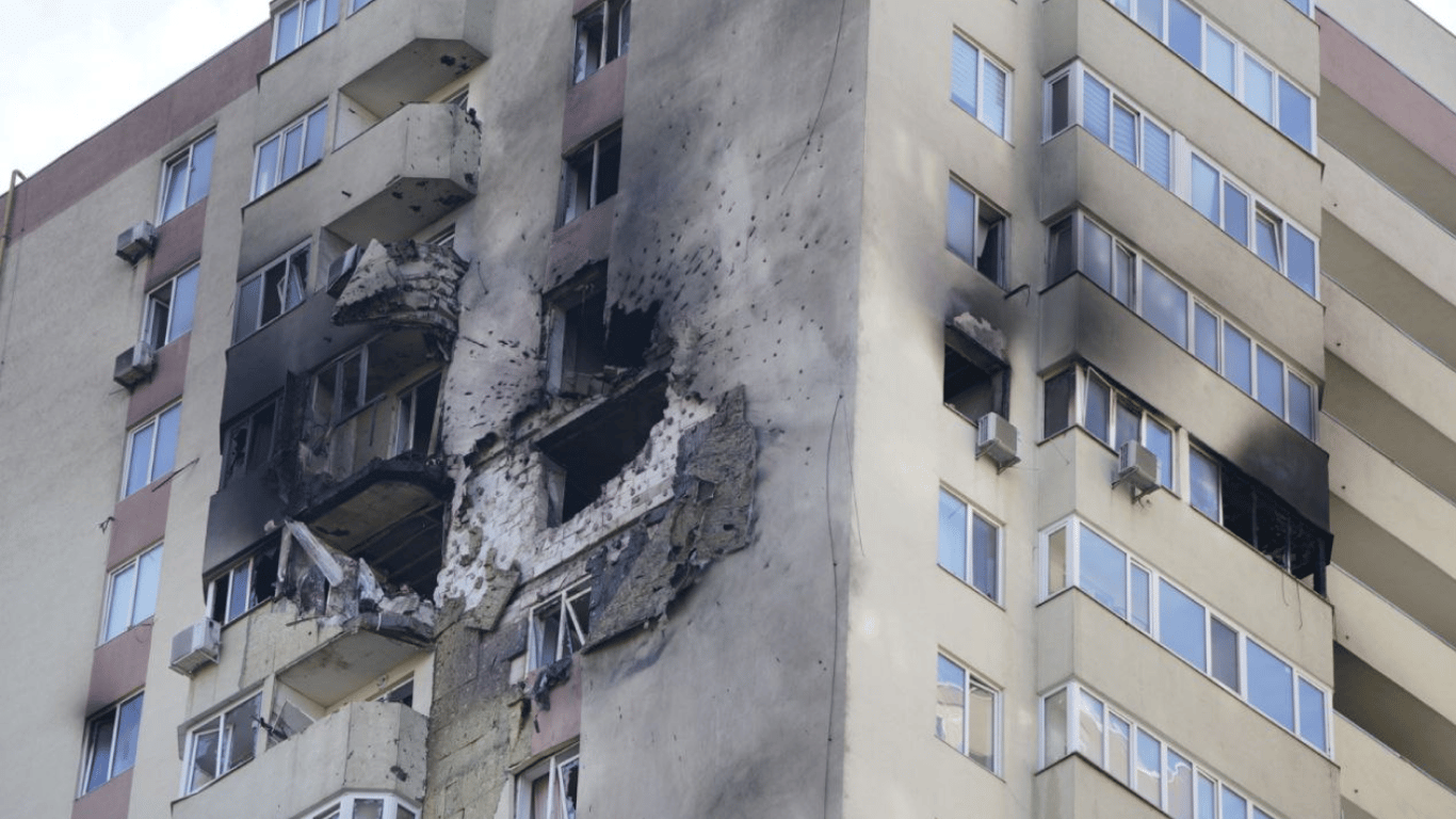 Последствия удара российского дрона по киевскому дому — фоторепортаж Новини.LIVE