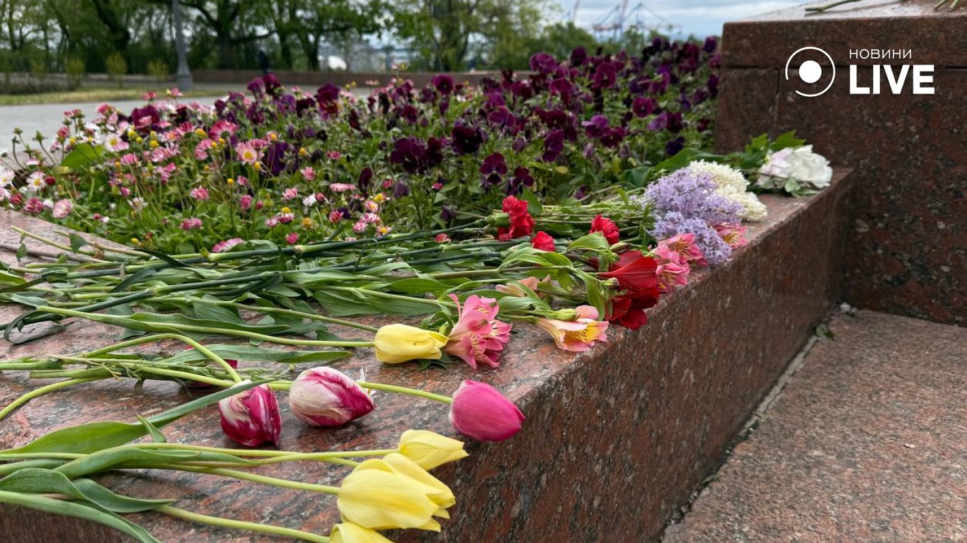 9 травня в Одесі — Алея Слави потопає у квітах - фото 3