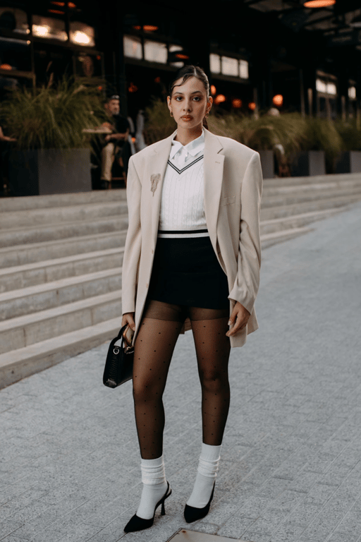 Трендова поєднання цього року - чорні колготки та мініспідниця