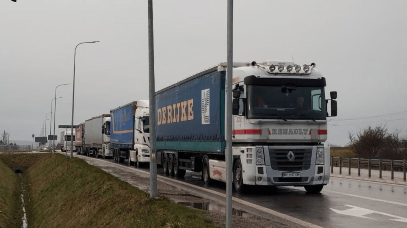 У ДПСУ повідомили про відновлення руху вантажівок на кордоні