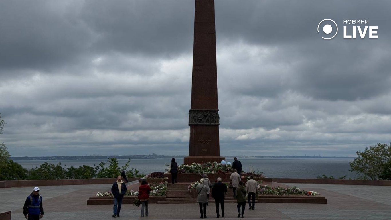 9 травня в Одесі — Алея Слави потопає у квітах - фото 5