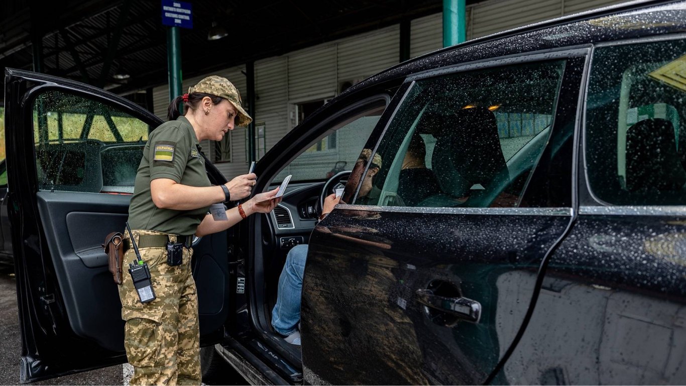 Чи можуть виїхати за кордон виключені з обліку - які документи брати - новини України