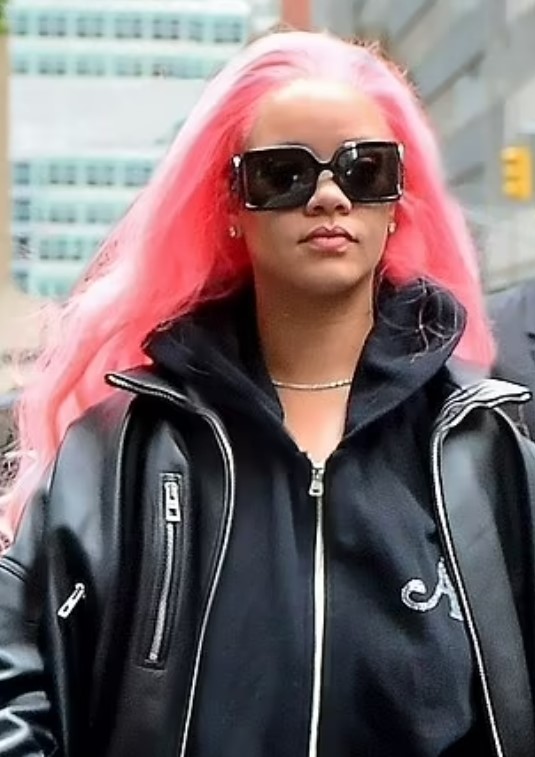 Рианна перекрасилась в розовый
