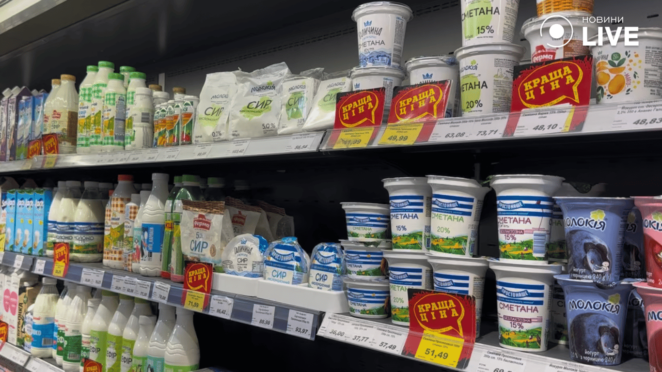 Молочні продукти на прилавках магазину 