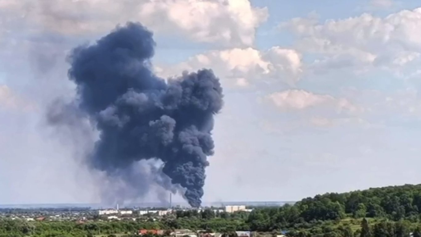У Шебекіно спалахнула масштабна пожежа на хімічному заводі