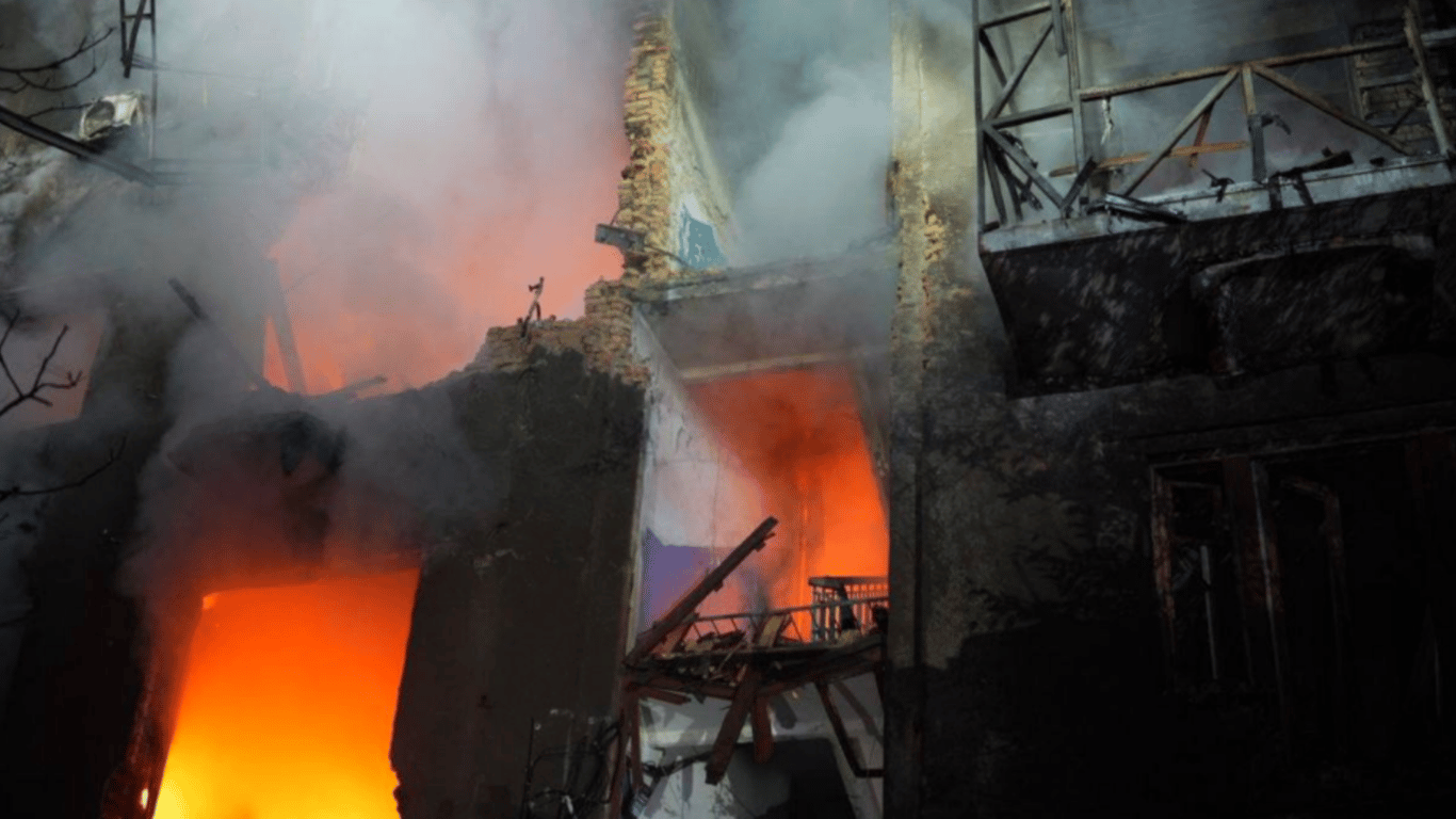 РФ атакувала південь України: пожежа в багатоповерхівці, є поранені