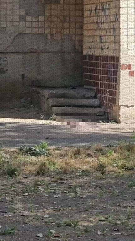 Одеса, дитина біля будівлі