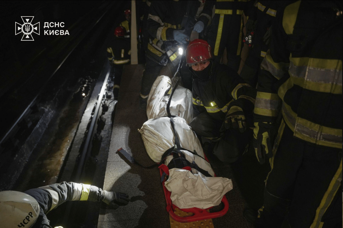 Рятувальники деблокували загиблого в київському метро