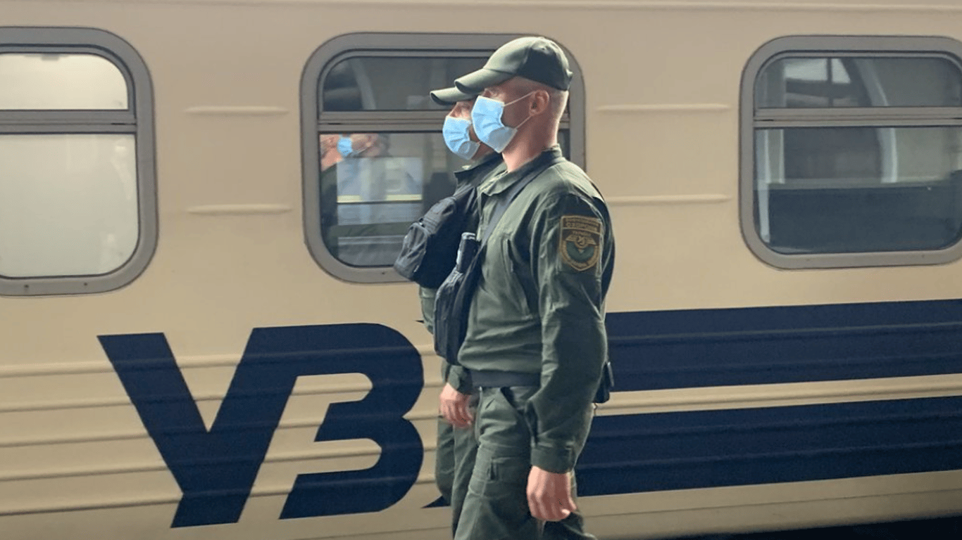 "Укрзалізниця" запроваджує воєнізовану охорону на дев'яти рейсах: де посилиться безпека