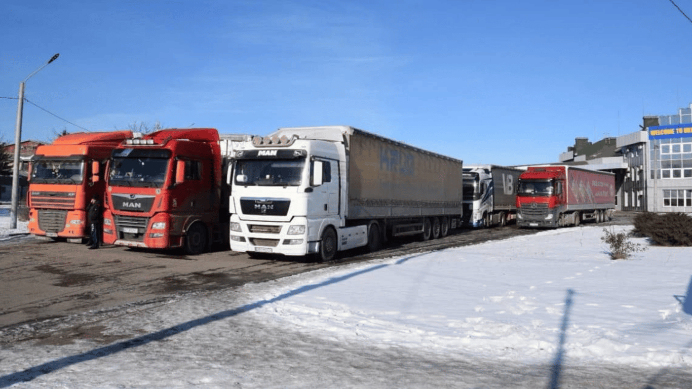 Прикордонники розповіли, скільки вантажівок стоять у чергах на кордоні