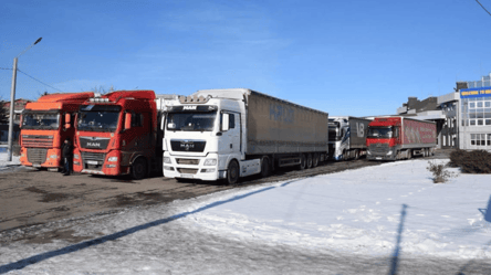 Прикордонники розповіли, скільки вантажівок стоять у чергах на кордоні - 285x160