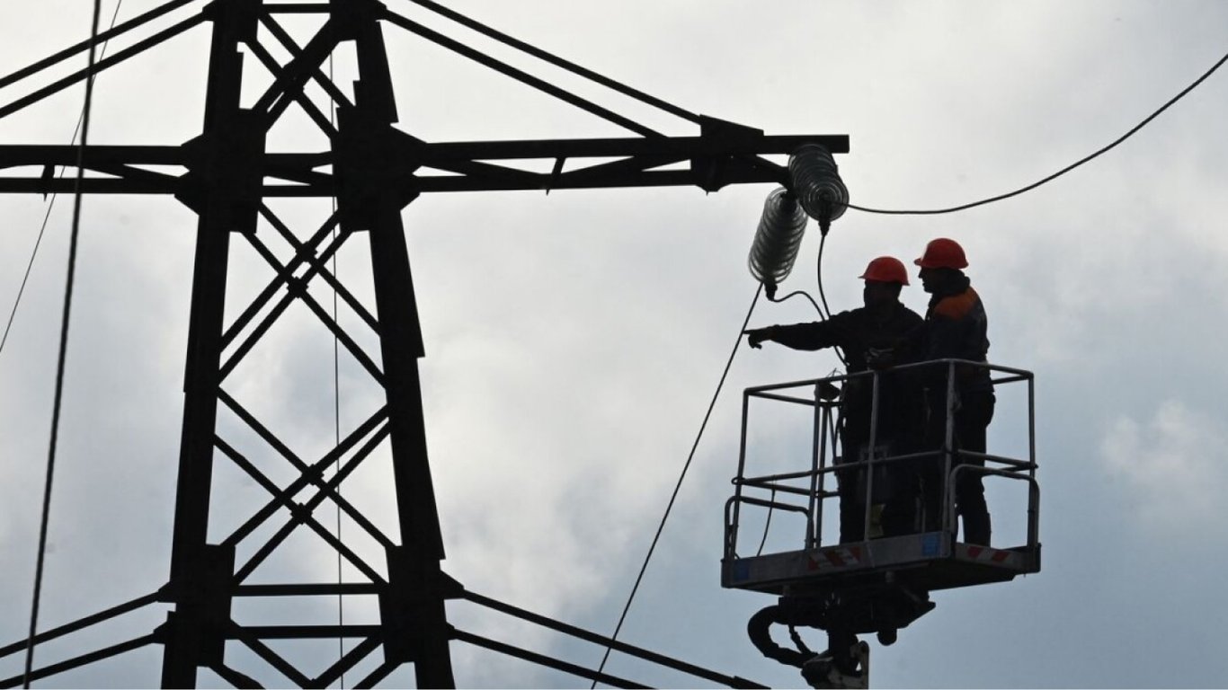 Восемь областей Украины остались без электроэнергии из-за непогоды: где не будет света