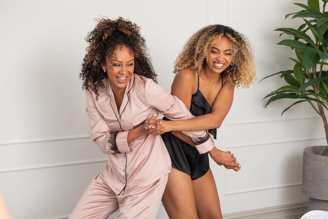 Солістка Spice Girls з дочкою презентувала нову лінійку вишуканого спіднього - фото 3