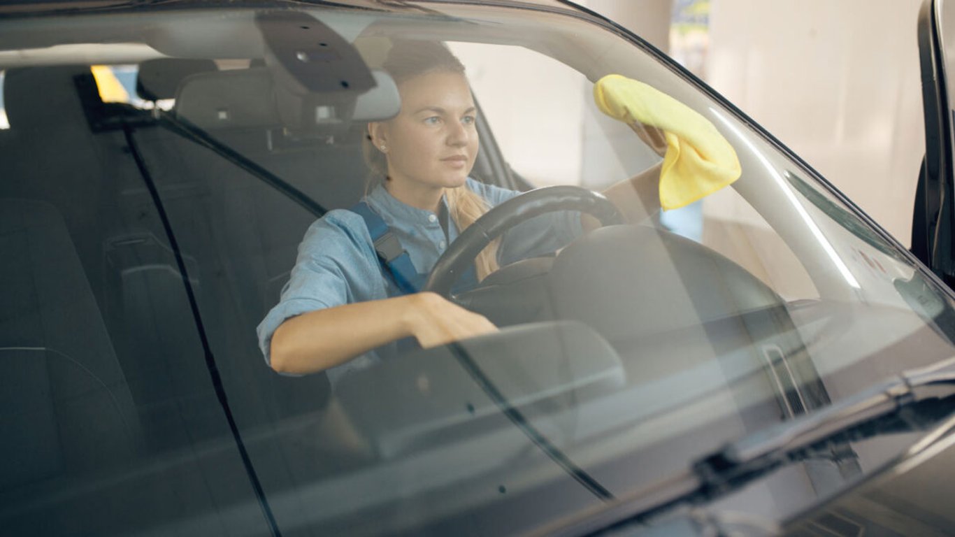 Як правильно чистити лобове скло автомобіля, щоб воно було на 100% прозоре