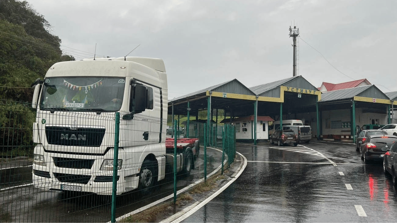 Прятался в грузовике — пограничники задержали уклониста на границе с Молдовой