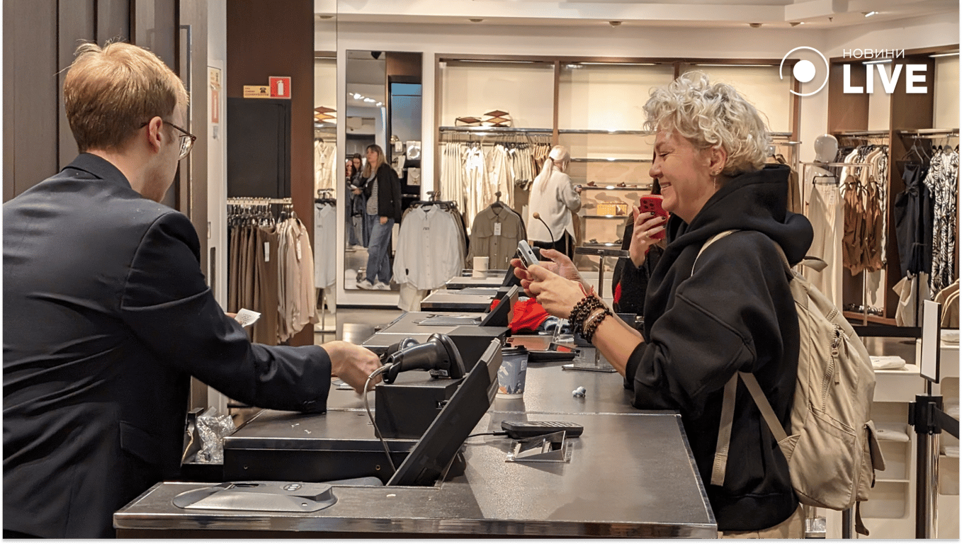 Жінка купує речі на касі. Фото: Новини.LIVE/ Ігор Кузнєцов 