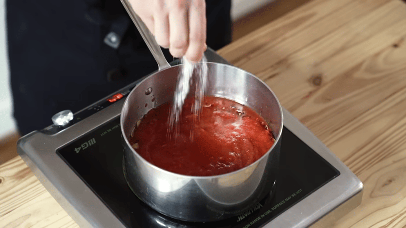 Проста піца з томатним соусом у духовці