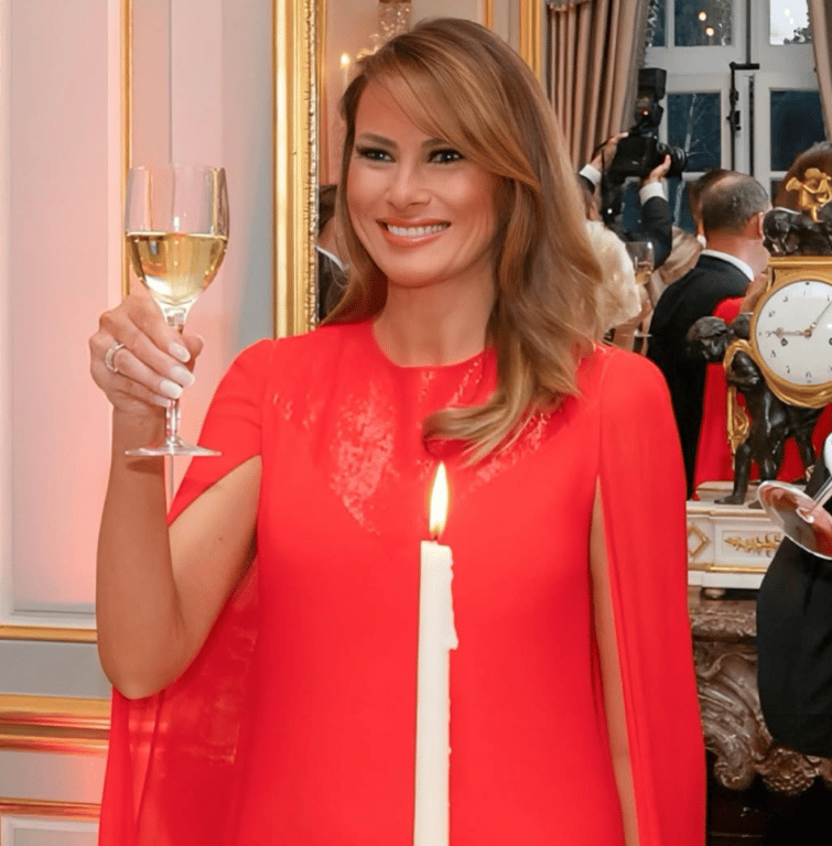 Трамп віддає перевагу сукням з накидками