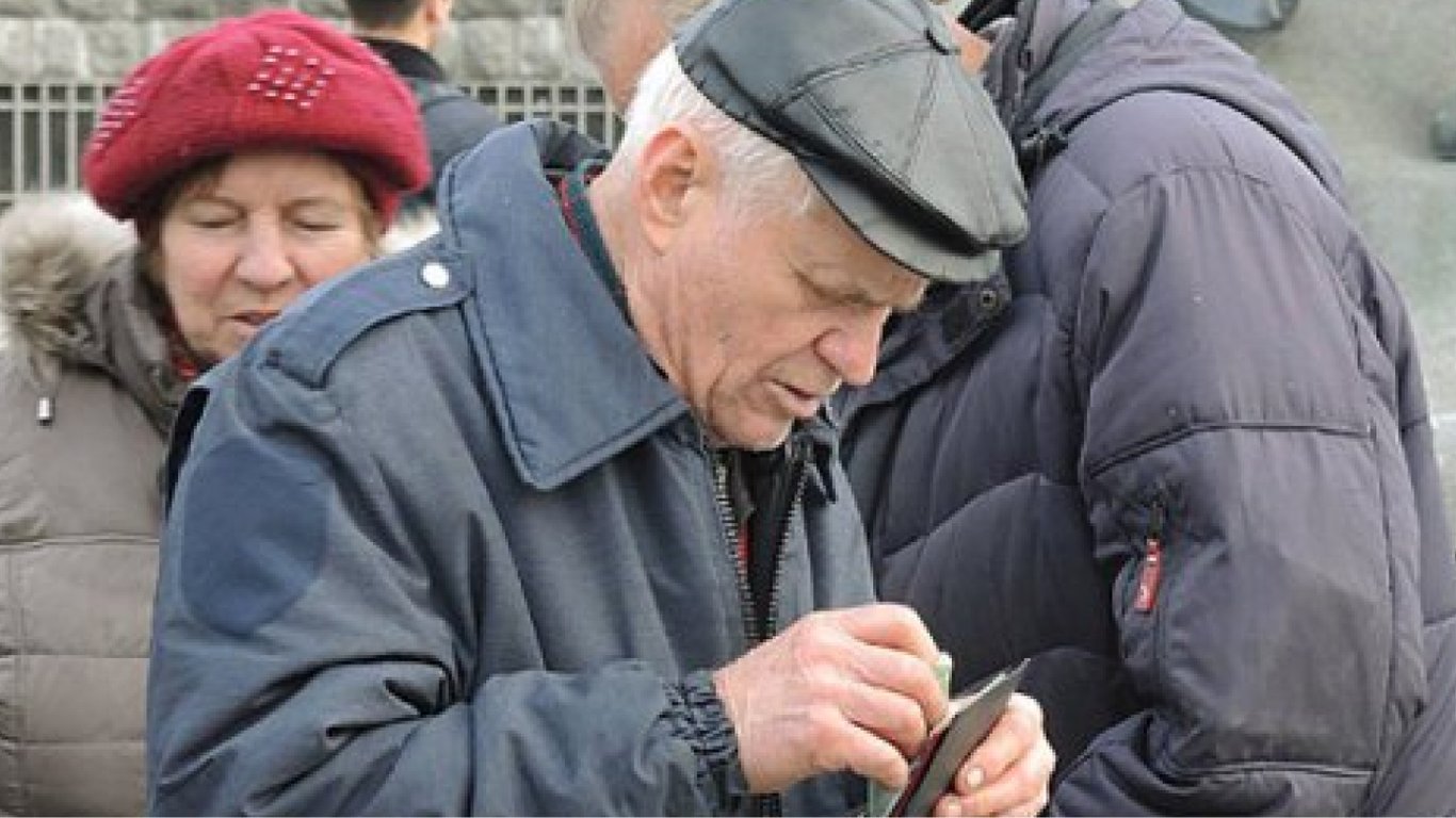 Пенсии части украинцев повысят позже — в апреле и июле