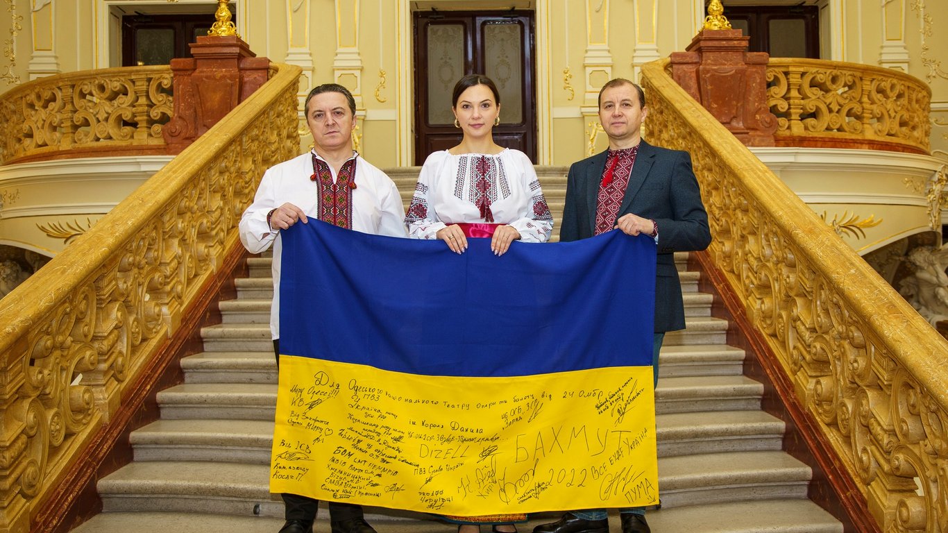 Защитники Бахмута передали Одесской опере "бесценную реликвию"