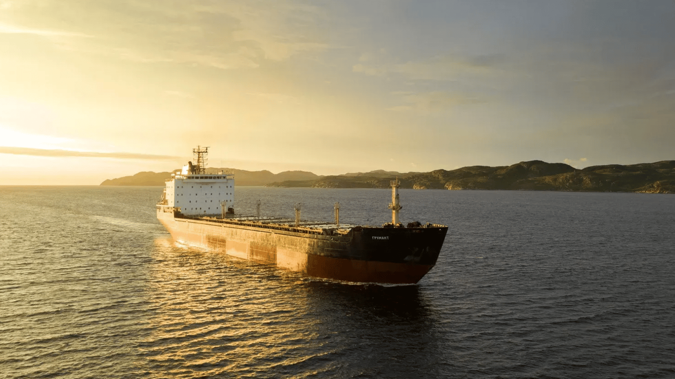 Російське судно йде на завантаження краденого зерна в Севастополь — деталі - фото 1