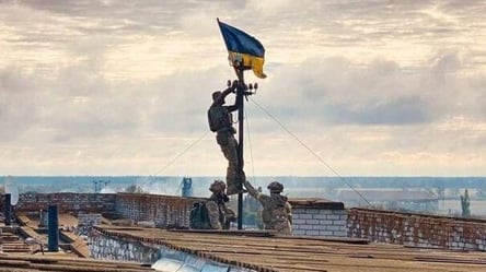 Украинские военные подняли сине-желтое знамя в Нью-Йорке на Донечине — видео - 290x166