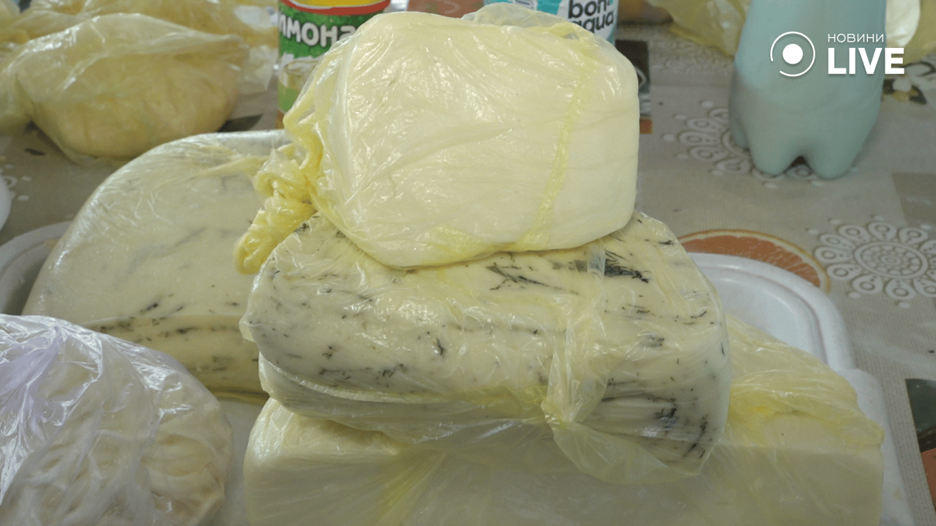 Сир сулугуні з кропом на прилавку