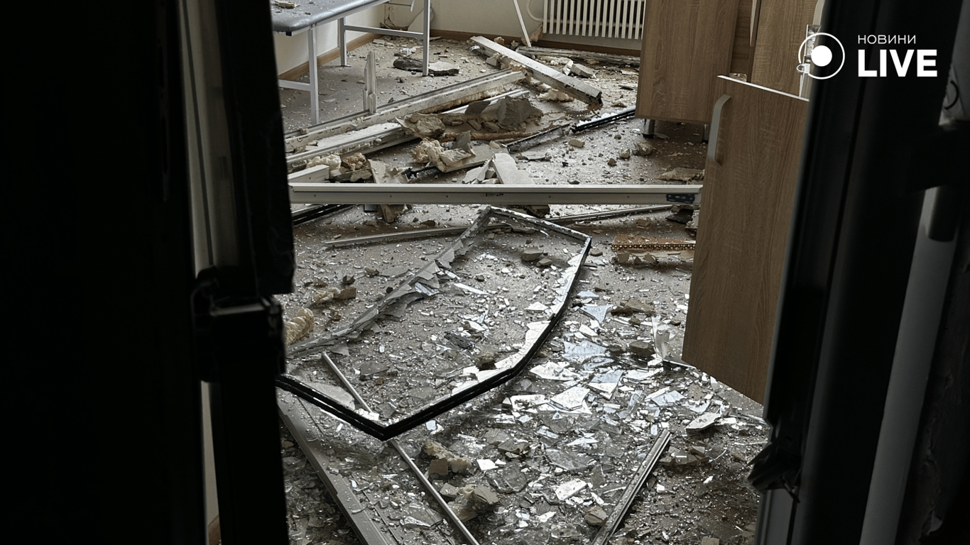 Зруйноване приміщення медичного закладу Харкова після російської атаки
