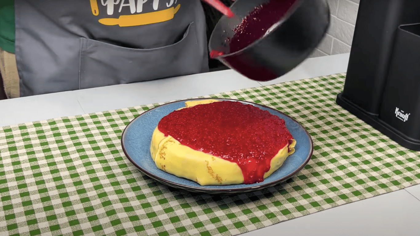 дуже смачний торт з млинців з малиною