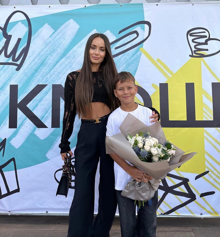 Це не пляжна тусовка: Ксенію Мішину розкритикували за візит у школу у відвертому вбранні - фото 1