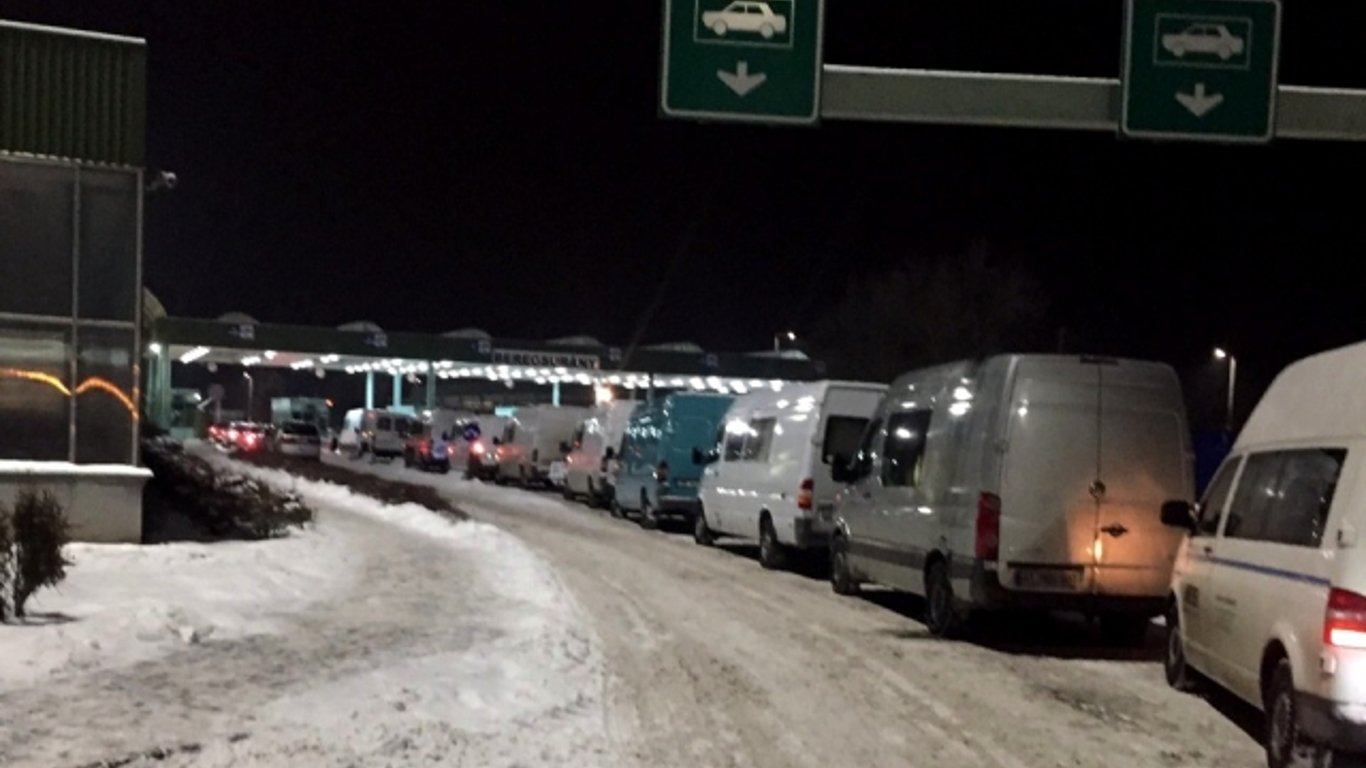 Очереди на границе Украины вечером 4 февраля