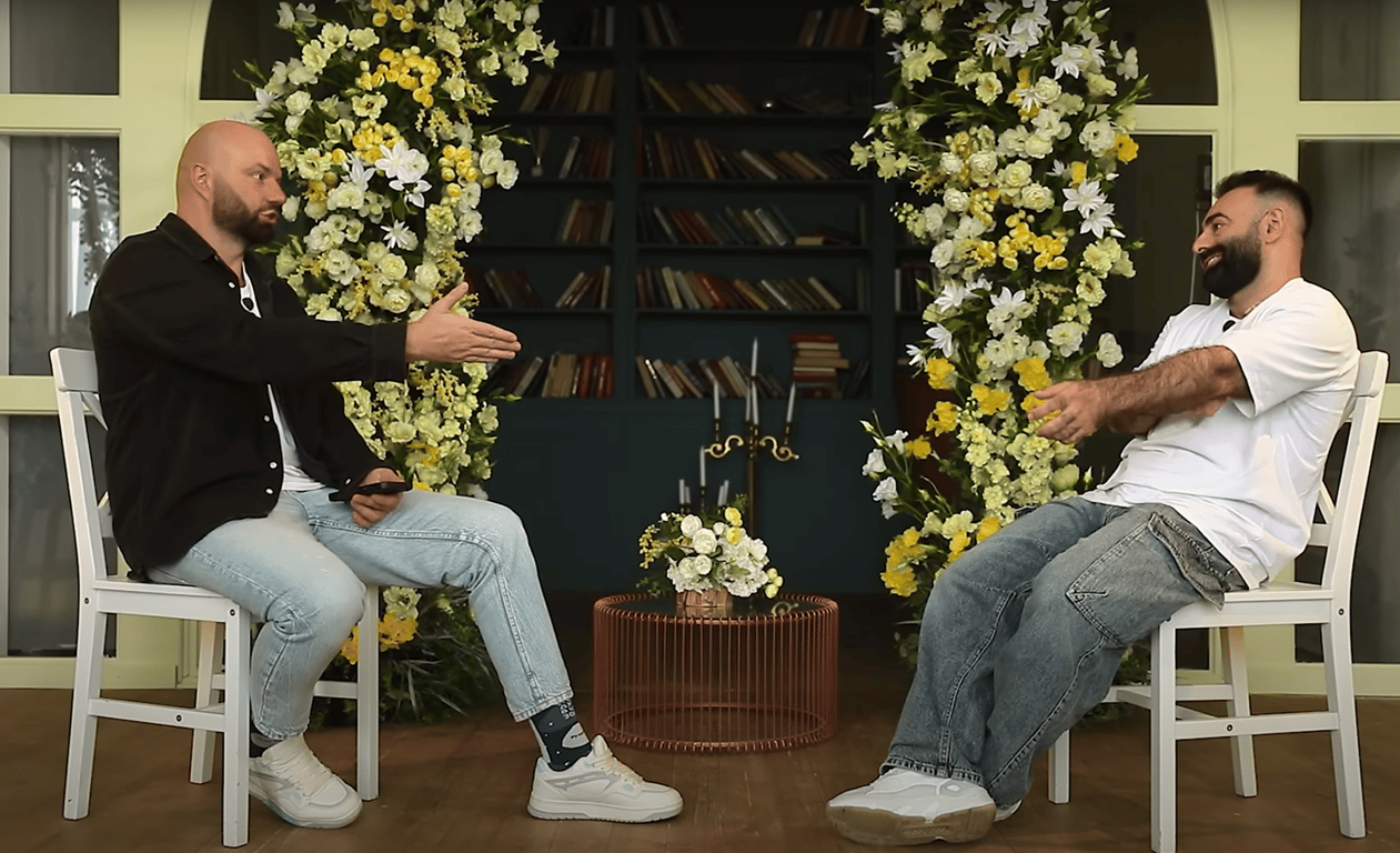 Арам Арзуманян и Слава Демин во время интервью