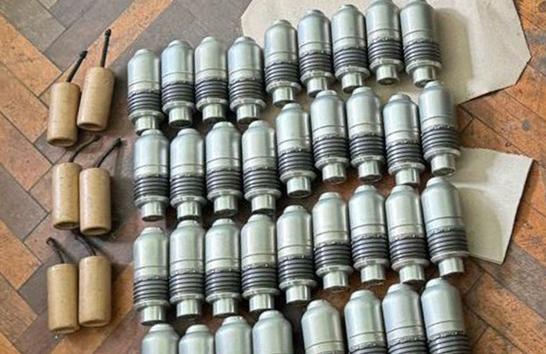 Правоохоронці затримали чоловіків, які намагались продати авторитету трофейну зброю - фото 1