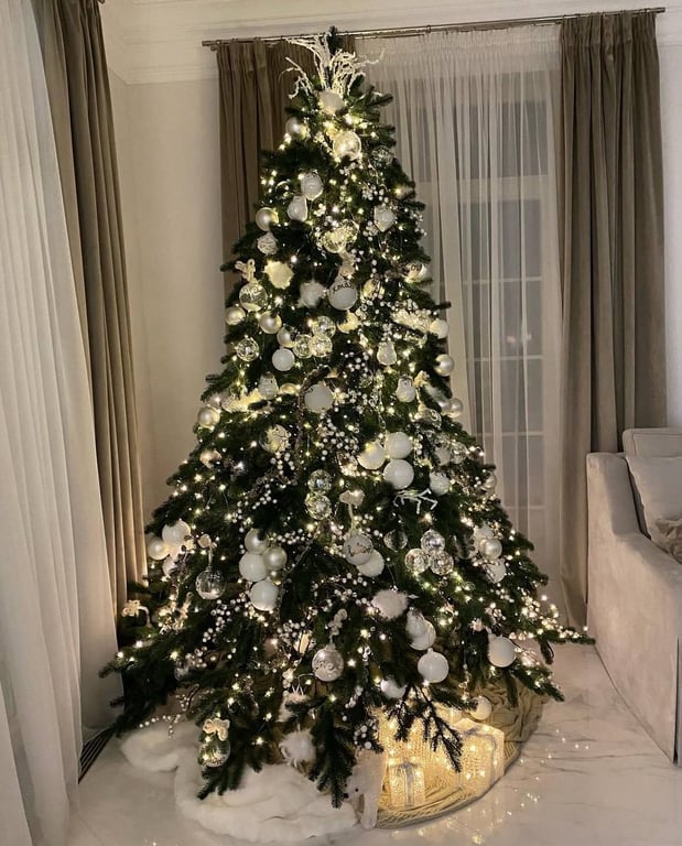 Как украсить елку в 2025 году — топ цветов сезона - фото 3