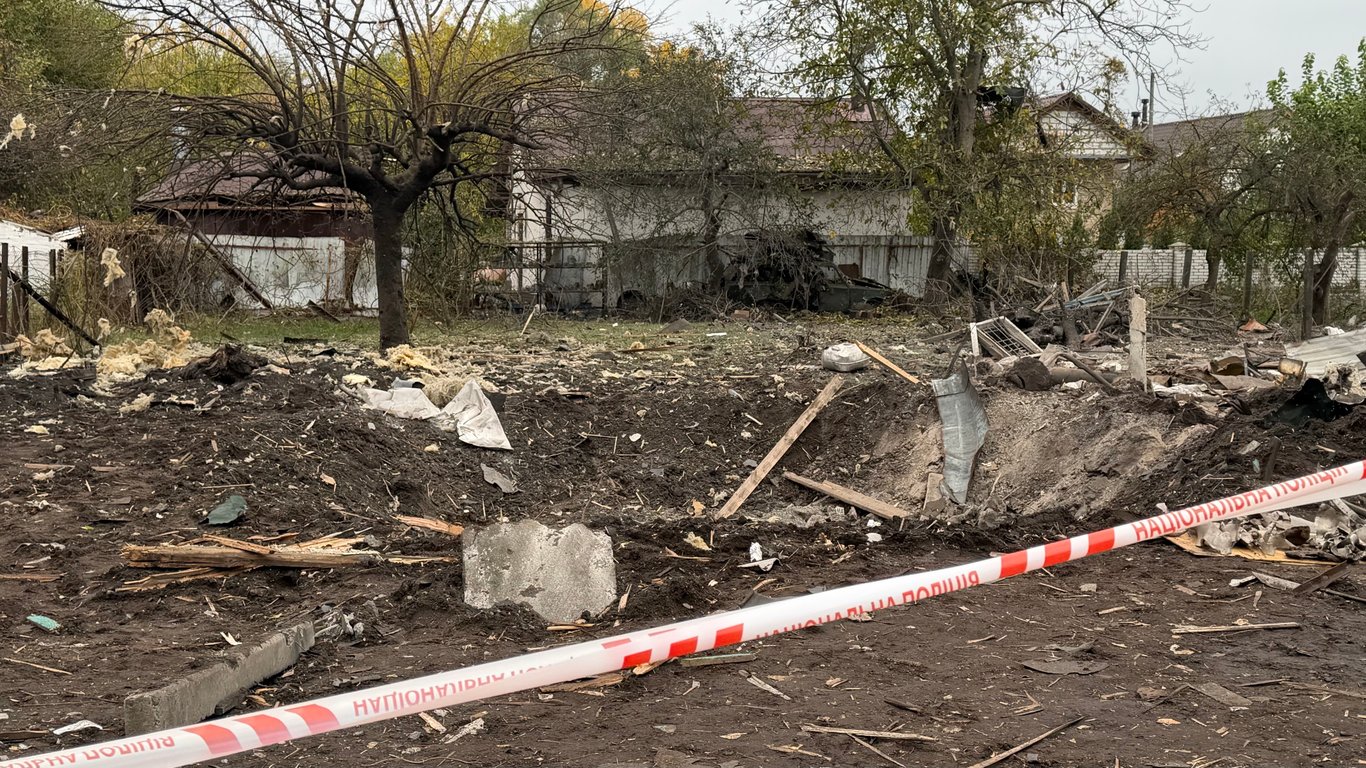 Вирва внаслідок російського удару по Дніпровському району Києва