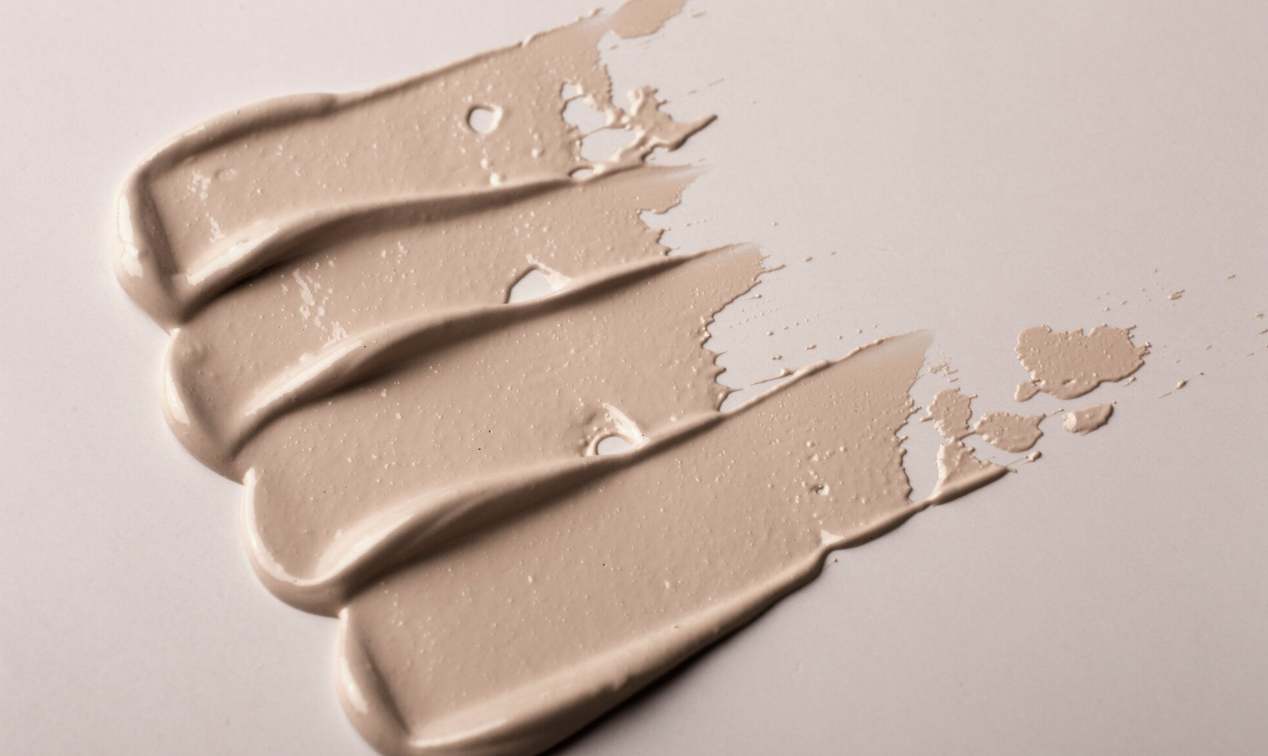 Тональний крем не завжди може замаскувати недоліки